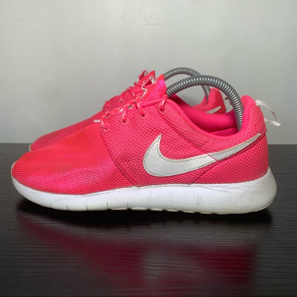 Nike Roshe One GS Shoes Sneakers Neon Hyper Pink 599729-609 Size 6.5Y Womens 8